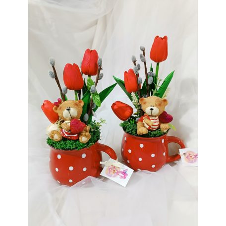 Pettyes bögre gumi tulipánnal mackóval